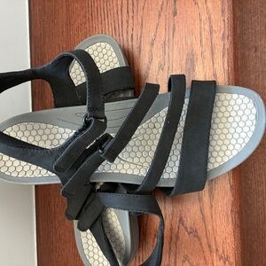 Baretraps Deena wedge sandal